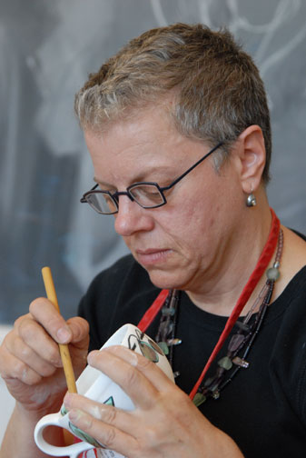 Linda Arbuckle painting majolica